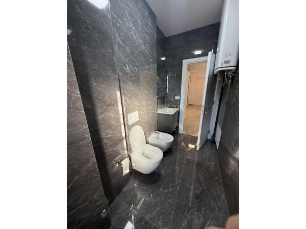 Tirane, jepet me qera apartament 2+1+Ballkon Kati 0, 114 m² 900 € 