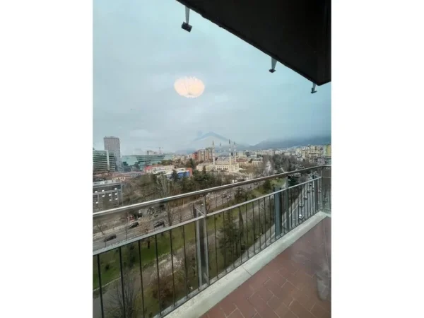 Tirane, jepet me qera apartament 3+1+Ballkon Kati 9, 196 m² 2.200 € (Pranë Downtown, Tiranë)