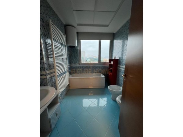 Tirane, jepet me qera apartament 3+1+Ballkon Kati 9, 196 m² 2.200 € (Pranë Downtown, Tiranë)