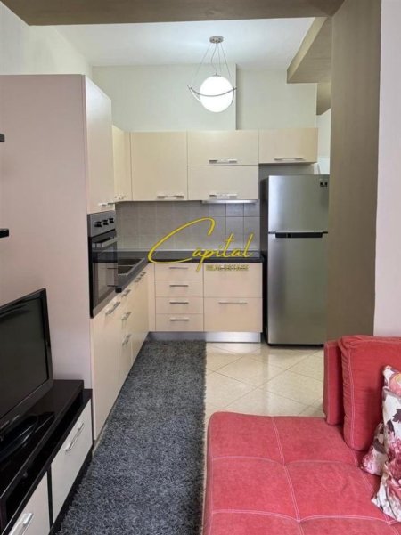 Tirane, jepet me qera apartament 1+1 Kati 3, 74 m² 400 € (FRESKU)