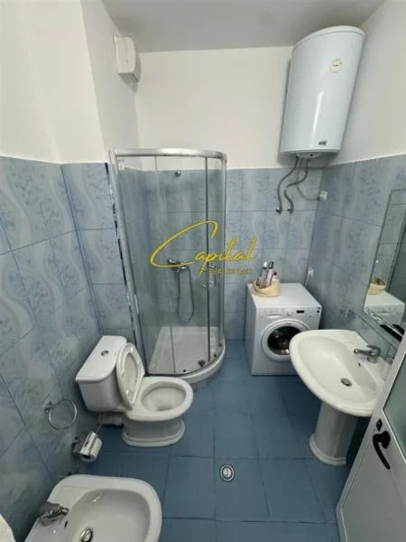 Tirane, jepet me qera apartament 1+1 Kati 3, 74 m² 400 € (FRESKU)