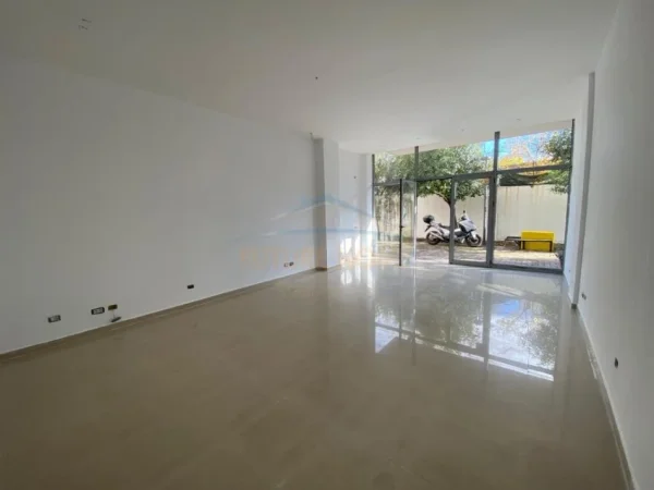 Tirane, jepet me qera ambjent biznesi Kati 0, 45 m² 450 € (Don Bosko, Tirane,)