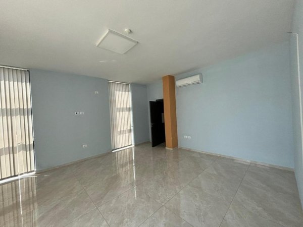 Tirane, jepet me qera magazine Kati 0, 1.600 m² 5.000 € (Vore)