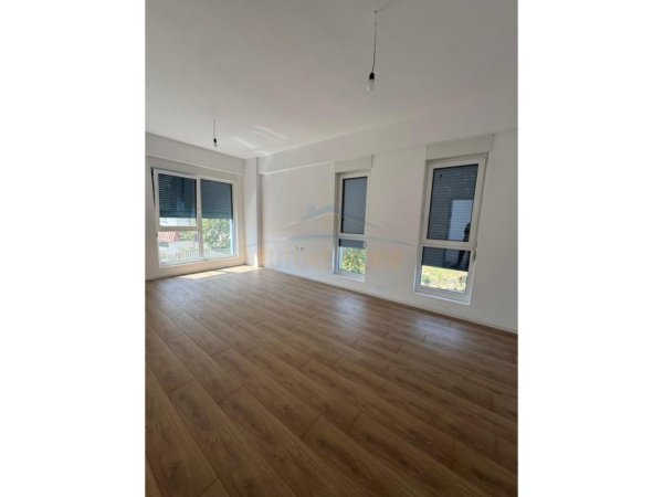 Tirane, jepet me qera apartament 2+1 Kati 1, 118 m² 450 € (Fresku)