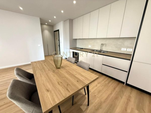 Tirane, jepet me qera apartament 1+1+Aneks+Ballkon Kati 4, 75 m² 700 € 