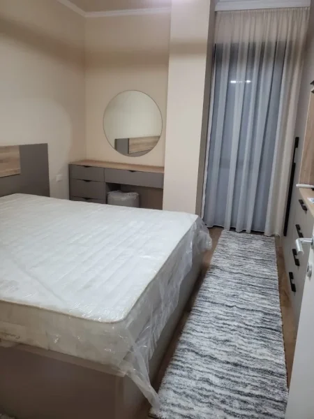 Tirane, jepet me qera apartament 1+1+Ballkon Kati 3, 73 m² 1.000 € (Liqeni i Thate)