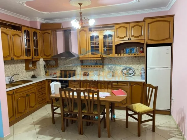 Tirane, jepet me qera apartament 2+1 Kati 3, 95 m² 450 € (Kthesa e Kamzes, Pallatet e Verdha)