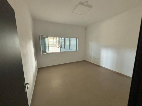 Tirane, jepet me qera magazine Kati 0, 1.600 m² 