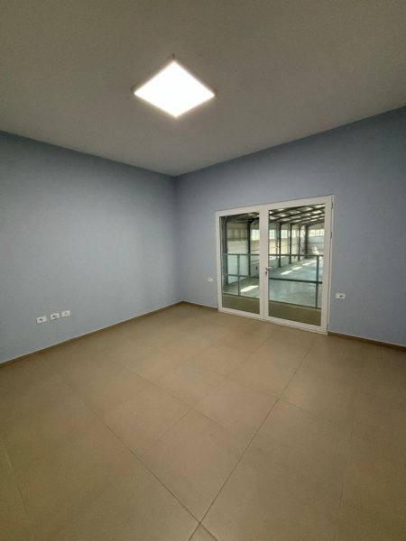 Tirane, jepet me qera magazine Kati 0, 1.600 m² 