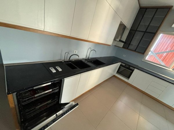 Tirane, jepet me qera magazine Kati 0, 1.600 m² 