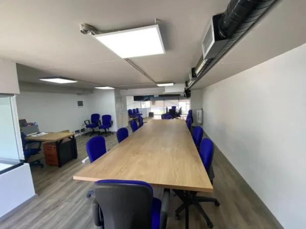 Tirane, jepet me qera ambjent biznesi Kati 0, 86 m² 600 € (Rezidenca Marga 1, Rruga Jordan Misja, Tiranë.)