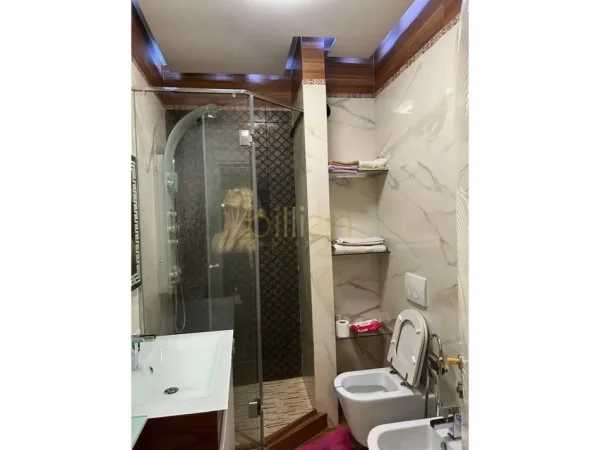 Tirane, jepet me qera 2+1 , 110 m² 650 € (Pallatet Cabej)