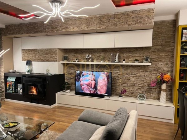 Tirane, jepet me qera 2+1 , 110 m² 650 € (Pallatet Cabej)