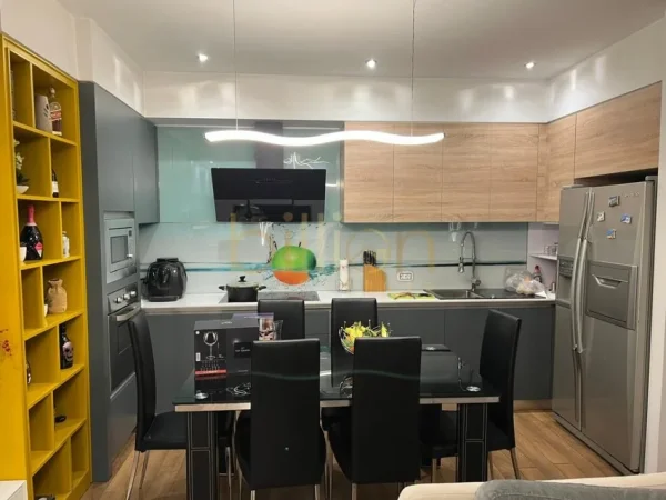 Tirane, jepet me qera 2+1 , 110 m² 650 € (Pallatet Cabej)