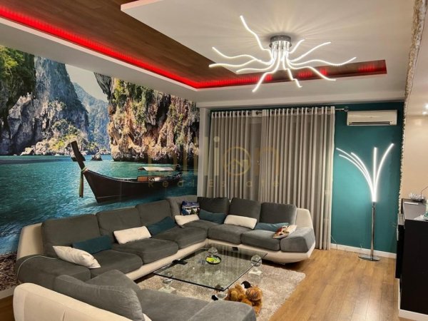 Tirane, jepet me qera 2+1 , 110 m² 650 € (Pallatet Cabej)