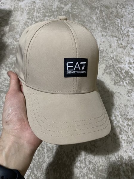 Tirane, ofroj Kapele origjinale shum pak e perdorur