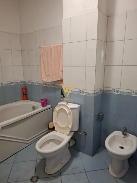Tirane, jepet me qera apartament 2+1+Ballkon Kati 8, 100 m² 700 € (RRUGA FORTUZI)