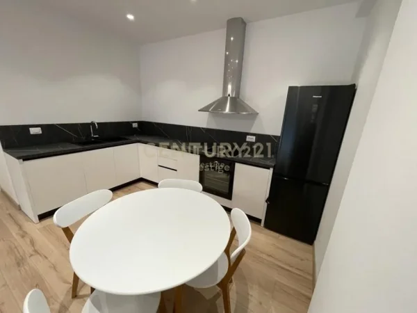 Tirane, jepet me qera apartament 2+1+Aneks+Ballkon Kati 4, 110 m² 1.500 € 