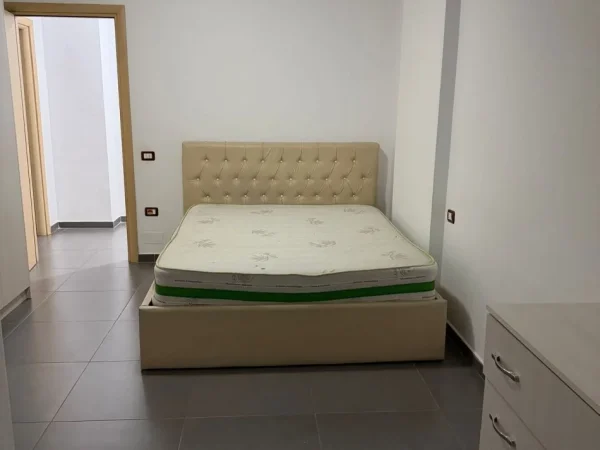 Tirane, jepet me qera apartament 2+1+Ballkon Kati 6, 71 m² 500 € (YZBERISHT)