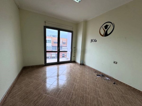 Tirane, jepet me qera zyre Kati 6, 115 m² 800 € (zogu i zi)