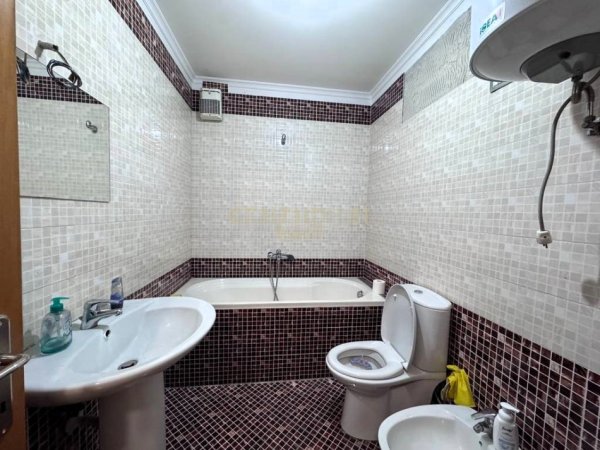 Tirane, jepet me qera zyre Kati 6, 115 m² 800 € (zogu i zi)