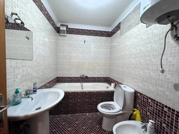 Tirane, jepet me qera zyre Kati 6, 115 m² 800 € (zogu i zi)