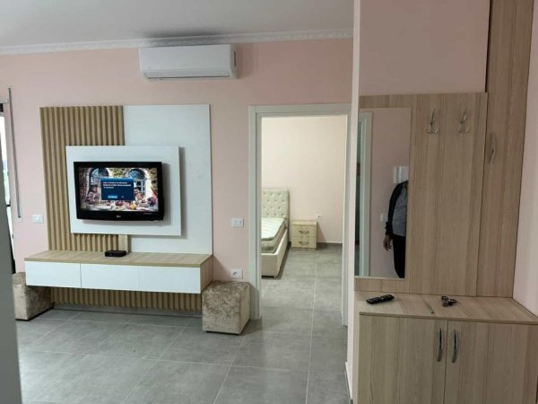 Tirane, jepet me qera apartament 1+1 , 500 € 