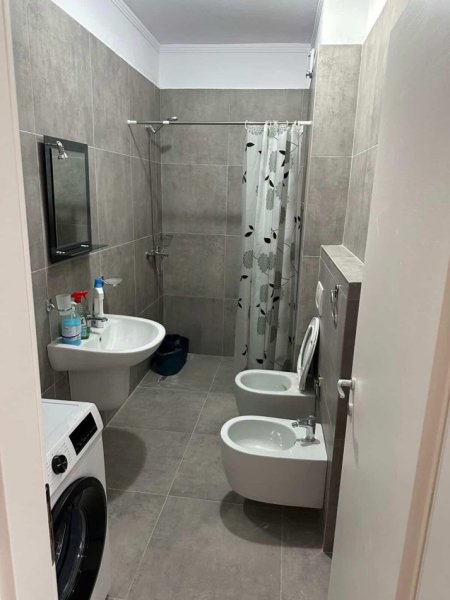 Tirane, jepet me qera apartament 1+1 , 500 € 