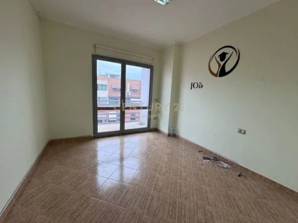 Tirane, jepet me qera ambjent biznesi Kati 6, 115 m² 800 € (Zogu Zi)