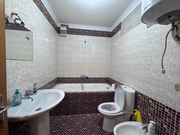 Tirane, jepet me qera ambjent biznesi Kati 6, 115 m² 800 € (Zogu Zi)
