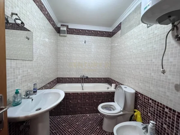 Tirane, jepet me qera ambjent biznesi Kati 6, 115 m² 800 € (Zogu Zi)
