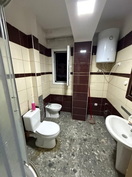 Tirane, jepet me qera apartament 2+1+Ballkon Kati 2, 400 € 