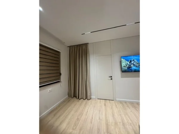 Tirane, jepet me qera apartament 1+1 Kati 1, 65 m² 1.500 € (Qender)