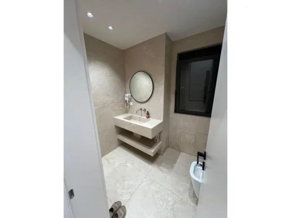 Tirane, jepet me qera apartament 1+1 Kati 1, 65 m² 1.500 € (Qender)