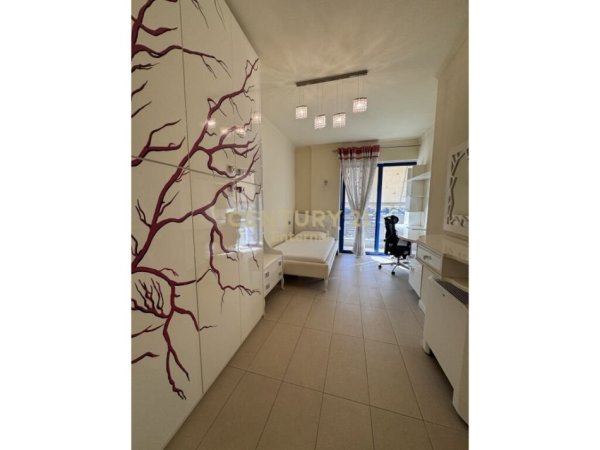 Tirane, jepet me qera apartament 3+1 Kati 6, 136 m² 1.500 € (Rruga e Kosovareve)