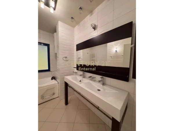 Tirane, jepet me qera apartament 3+1 Kati 6, 136 m² 1.500 € (Rruga e Kosovareve)