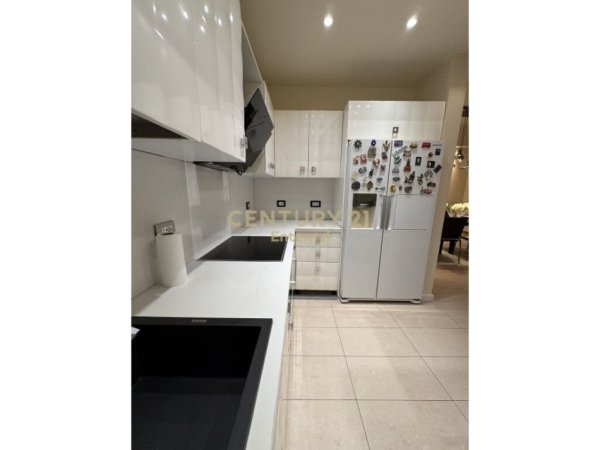 Tirane, jepet me qera apartament 3+1 Kati 6, 136 m² 1.500 € (Rruga e Kosovareve)