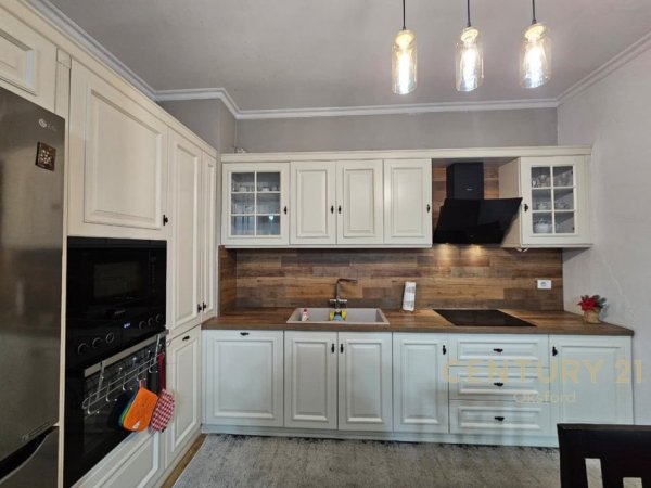 Tirane, jepet me qera apartament 1+1 Kati 8, 70 m² 520 € (Yzberisht)