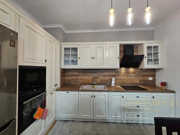 Tirane, jepet me qera apartament 1+1 Kati 8, 70 m² 520 € (Yzberisht)