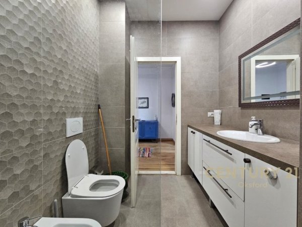 Tirane, jepet me qera apartament 1+1 Kati 8, 70 m² 520 € (Yzberisht)