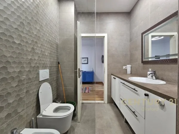 Tirane, jepet me qera apartament 1+1 Kati 8, 70 m² 520 € (Yzberisht)