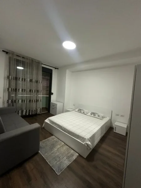 Tirane, jepet me qera apartament 3+1 , 136 m² 1.000 € (Komuna Parisit)