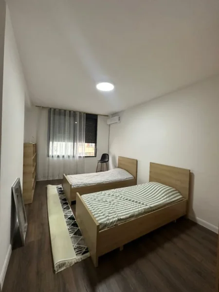 Tirane, jepet me qera apartament 3+1 , 136 m² 1.000 € (Komuna Parisit)