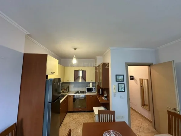 Tirane, jepet me qera apartament 1+1 Kati 3, 65 m² 580 € (Kristal Centre)