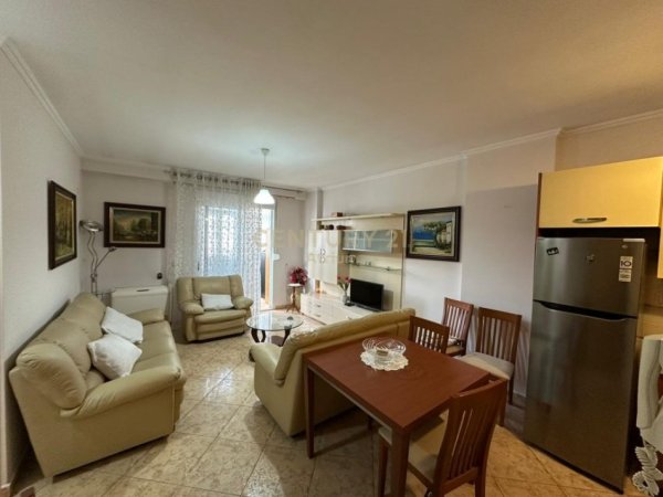 Tirane, jepet me qera apartament 1+1 Kati 3, 65 m² 580 € (Kristal Centre)