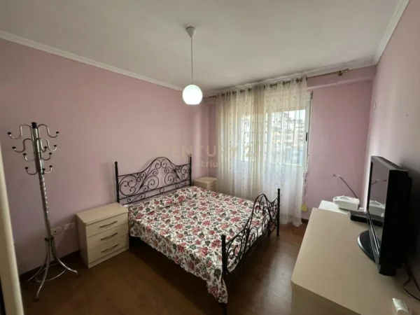 Tirane, jepet me qera apartament 1+1 Kati 3, 65 m² 580 € (Kristal Centre)