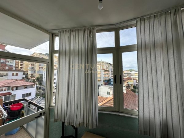 Tirane, jepet me qera apartament 1+1 Kati 3, 65 m² 580 € (Kristal Centre)