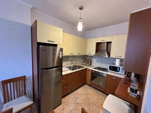 Tirane, jepet me qera apartament 1+1 Kati 3, 65 m² 580 € (Kristal Centre)