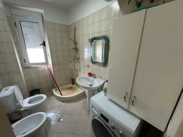 Tirane, jepet me qera apartament 1+1 Kati 3, 65 m² 580 € (Kristal Centre)