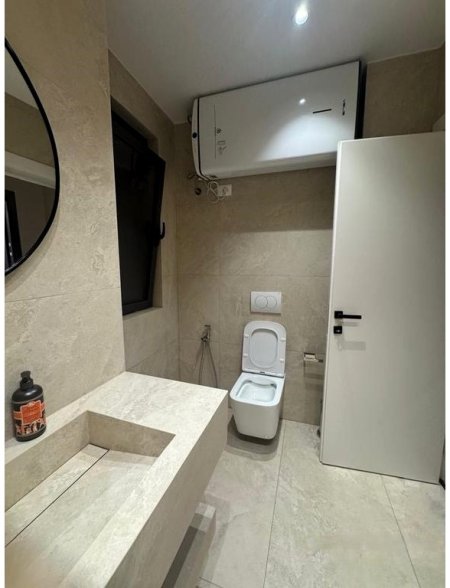 Tirane, jepet me qera apartament 2+1 Kati 1, 65 m² 1.500 € (Qender)